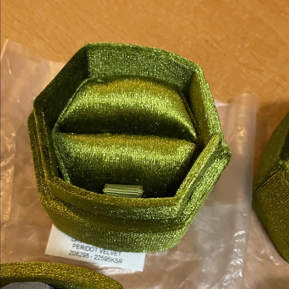 Kendra Scott Green Peridot Velvet Ring Box Set of TWO - Picture 3 of 7
